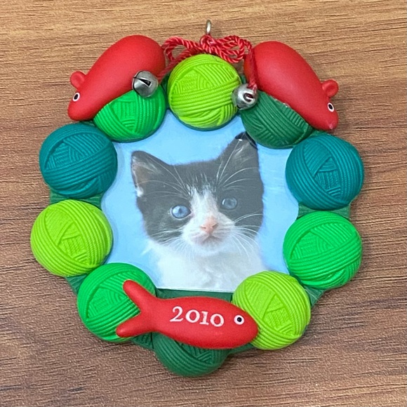 2010 HALLMARK Keepsake Pretty Kitty Christmas Photo Holder Ornament - Picture 5 of 12